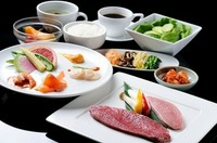 オードブル盛り合わせ、ナムルの盛合わせ、キムチの盛合せ、サラダ
焼肉盛り合わせ(上カルビ、上ロース、海老)
ライス、スープ、デザート、コーヒー