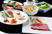 オードブル盛り合わせ、ナムルの盛合わせ、キムチの盛合せ、サラダ
焼肉盛り合わせ(特選ロース、海老)
お好きなお食事、デザート、コーヒー