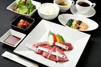 特選/特上霜降り肉/霜降り肉/極上赤身/赤身肉の中から
バランスよく4種類 120ｇ

キムチ、サラダ、ナムル
ライス、スープ
※コーヒーは飲み放題となっております。