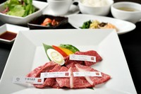 特上霜降り/霜降り肉/極上赤身肉/赤身肉/稀少部位の中から
4種類 120ｇ

キムチ、サラダ、ナムル
ライス、スープ
※コーヒーは飲み放題となっております。