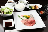 焼肉（霜降り肉//赤身肉/海老焼）120ｇ
キムチ、サラダ、ナムル
ライス、スープ
※コーヒーは飲み放題となっております。
