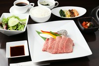 焼肉（特上カルビ/特上ロース/海老焼 ）120ｇ
キムチ、サラダ、ナムル
ライス、スープ
※コーヒーは飲み放題となっております。