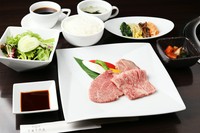 焼肉（特上ヒレ/特上ロース/牛タン/）120ｇ
キムチ、サラダ、ナムル
ライス、スープ
※コーヒーは飲み放題となっております。