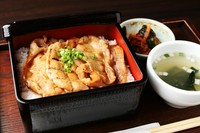 焼肉重,スープ、漬け物
※コーヒーは飲み放題となっております。