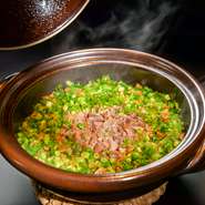 松阪牛の脂を贅沢に使用し、土鍋で仕上げた逸品。甘みのある味わいとパンチのあるニンニクの香りが特徴で、たっぷりの薬味が絶妙なおいしさを引き立てます。土鍋ならではの、ふっくらしたご飯との相性も抜群です。