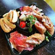 おうちでスペインの味をお楽しみいただけます！
＊イベリコ豚のハモンセラーノ
＊フライドポテト
＊フラメンキン（生ハムを巻いたロールカツ）
＊ローストポーク
＊スペイン産オリーブ
＊スペイン産チーズ