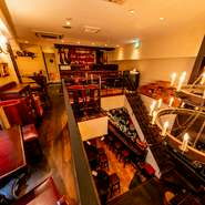 素敵なシャンデリアの隣でまったりと過ごせます！
2階にもキッチンがあるのです！おいしいお料理とワインでおもてなし致します。