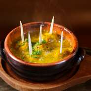 鶏からとった出汁にサフランで香りづけ！　優しい味がミートボールを引き立ててます