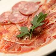 ハモンセラーノ、ハモンイベリコベジョータ、チョリソイベリコベジョータの3種盛り合わせ、スペインを代表する旨味の盛り合わせです！