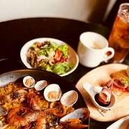 スープ・サラダ・ピンチョス盛り合わせ・魚介のミックスパエジャまたはイカスミのパエジャ・ソフトドリンクがセットになって大変お得です！
