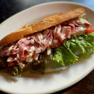 スープ・サラダ・ボカディージョ・ソフトドリンクのセットです。ボカディージョ（スペイン風サンドイッチ）はローストポークとハモンセラーノまたはスペインオムレツとハモンセラーノからお選びいただけます。