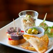 コースも単品も種類豊富に揃えております！
産地直送の新鮮な素材を使います！
日替わりタパスの盛り合わせは大好評！！