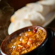 ぐつぐつのオイルの中の！ぷりぷりエビがたまりません。
絶妙な塩加減がパンにもあう！　しかもパンの追加もできて大満足！