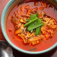 具沢山でコクのある辛味スープはテール出汁の旨味を存分に味わえます。