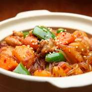 韓国風鶏肉のピリ辛炒め煮。鶏肉と野菜をコチュジャンで炒めた料理。
