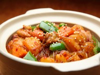 韓国風鶏肉のピリ辛炒め煮。鶏肉と野菜をコチュジャンで炒めた料理。