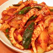 おつまみの人気メニューです。イカと野菜を特製タレで炒めた料理です。