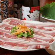 　全国でも珍しい、韓国人も驚く水晶焼サムギョプサル！　厚い水晶のプレートで焼くので美味しさUP！！（サンチュ・ニンニク・キムチ付き）　※2人前より