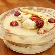 韓国の代表的スープ料理『参鶏湯』を自家で手作り。鶏一羽を、高麗人参・クコの実・なつめ・松の実等、美味しく煮込んだ栄養食です。