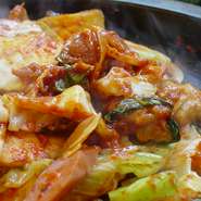 　韓国　春川市（チュンチョン）の名物料理。鶏肉と野菜をたっぷりのせて、自家製の特製ダレで炒めた韓国料理。
