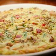 イカ・タコ・エビ・アサリの海鮮と、玉ねぎを使用した海の香りがしそうなチヂミです。