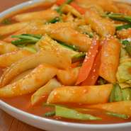 棒状トック（韓国の餅）をコチュジャンや砂糖を使って甘辛く炒めた韓国の家庭料理。屋台の定番メニュー。