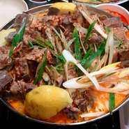 豚の背骨と、じゃがいも・エゴマの葉・ネギ・ニンニク等を入れ、じっくり煮込んだ料理です。