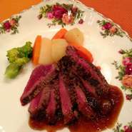 お取り寄せの牛ステーキをお一人様ずつお出しします。