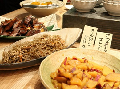 手作りのお野菜の煮物や創作和食、魚の煮付けなどが人気です。