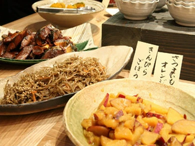 手作りのお野菜の煮物や創作和食、魚の煮付けなどが人気です。