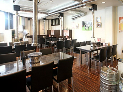 清潔な店内はカップル、家族連れにも安心です。