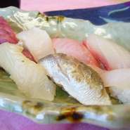 日本で一番うまい魚が取れる漁港、千葉県館山市船形漁港より、直送で届いた、天然地魚ののみをにぎった。9貫の極上のにぎり。山梨ではおかめ鮨でしか絶対に食べられない一品です。
