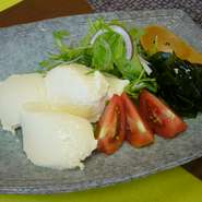 茨城県奥久慈産の大豆を使った自家製豆腐がたっぷりのったサラダ。自家製和風ドレッシングとの相性も抜群！