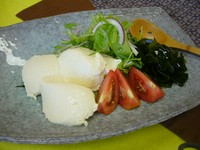 茨城県奥久慈産の大豆を使った自家製豆腐がたっぷりのったサラダ。自家製和風ドレッシングとの相性も抜群！