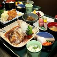 日替ランチ800円、日替の刺身に煮魚か揚物が選べます。大人気！