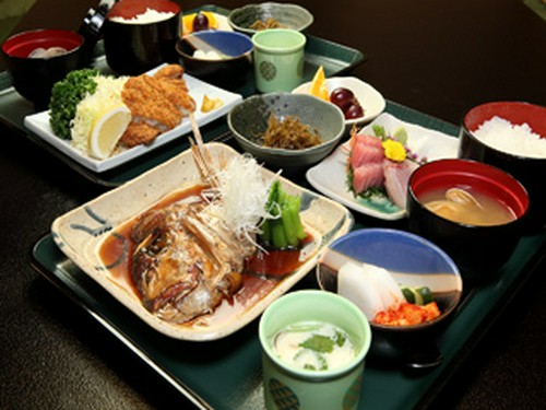 日替ランチ800円、日替の刺身に煮魚か揚物が選べます。大人気！
