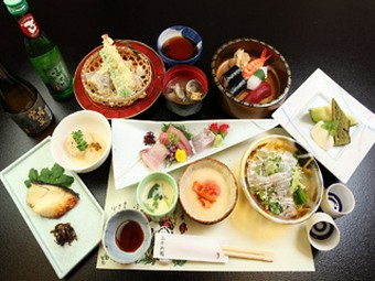 もちろんお刺身、お寿司が付いたリーズナブルに楽しめるコース。気のおけない仲間や家族との会食におすすめ