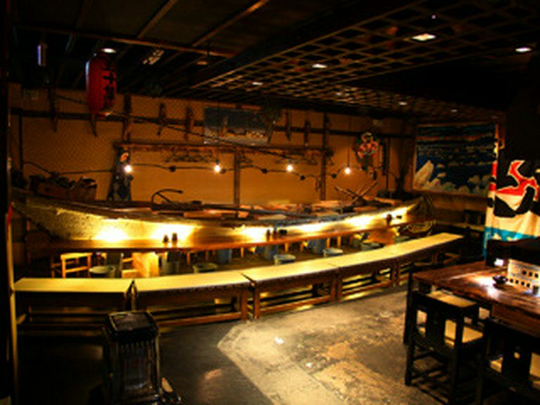 小船を眺めながらお食事できるカウンター席