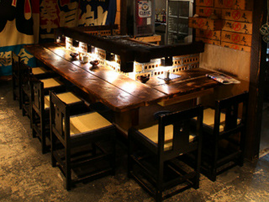 炉のカウンター席（炭焼きを目の前で見ながらお食事できます）