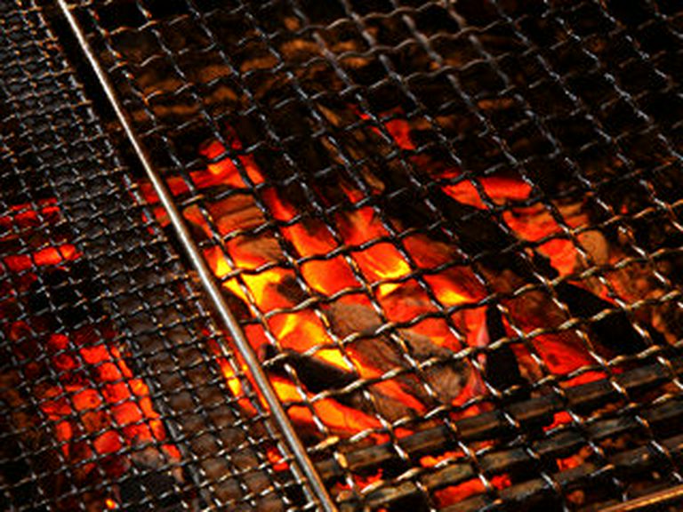 炉端の炭にもこだわります