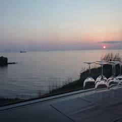 「食・音楽・眺望」でロマンティックな世界へご案内します。