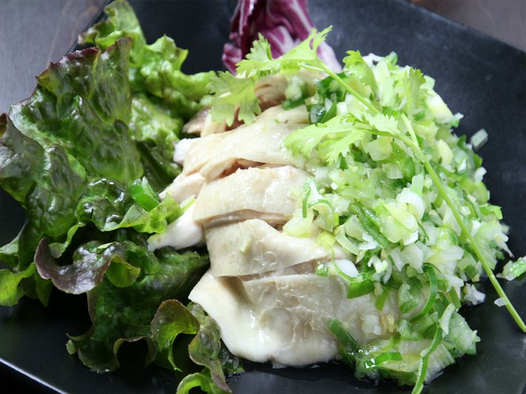 蒸し鶏（葱塩たれ）