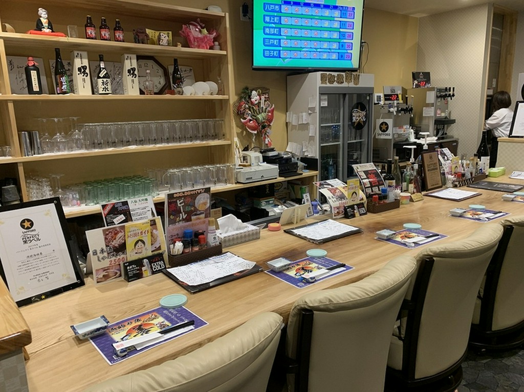 イスでゆっくりくつろげるカウンター。