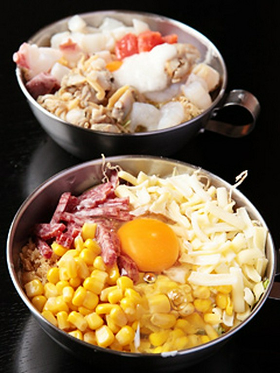 お好み焼きは600円～。定番から新メニューまで各種ございます