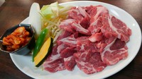 日によりロース・ショルダー・肩ロース等、厚さもできるだけお客様のお好みを聞きながらスライスさせて頂いております。