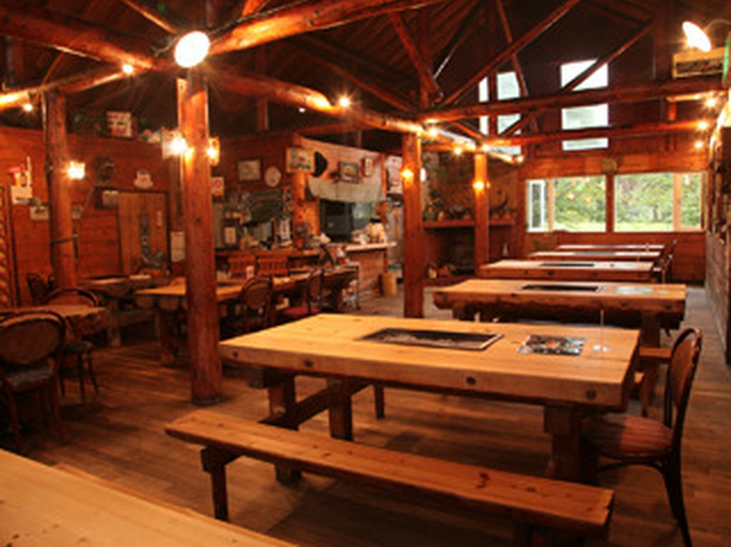 木の温もりを感じる店内