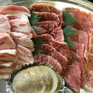 白老牛を含む国産牛肉200gと豚肉120g
2名様でシェアできる量です。