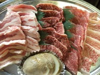 白老牛を含む国産牛肉200gと豚肉120g
2名様でシェアできる量です。