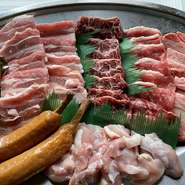 白老牛を含む国産牛肉200g・豚肉150g・鶏肉100gに骨付きウィンナー2本がついた大皿メニューです。