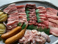白老牛を含む国産牛肉200g・豚肉150g・鶏肉100gに骨付きウィンナー2本がついた大皿メニューです。